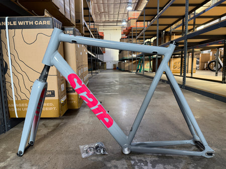 product #1491 – 6061 Black Label v3 Frameset | Grey/Fuchsia (Size 61cm, Good Condition)