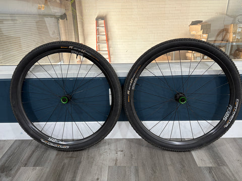 #SBCTEAM3 – ENVE AG25 Carbon Gravel Wheelset | 700c / XDR / Tubeless + Continental Race King 2.2 + Fillmore Valves (Used – Very Good Condition)