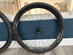 #SBCTEAM3 – ENVE AG25 Carbon Gravel Wheelset | 700c / XDR / Tubeless + Continental Race King 2.2 + Fillmore Valves (Used – Very Good Condition)