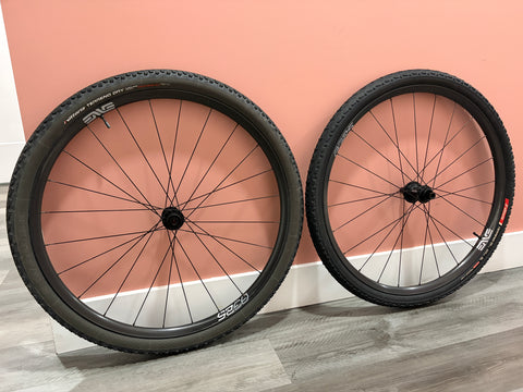 #SBCTEAM4 – ENVE AG25 Carbon Gravel Wheelset | 700c / XDR / Tubeless + Vittoria Tires (Used – Very Good Condition)