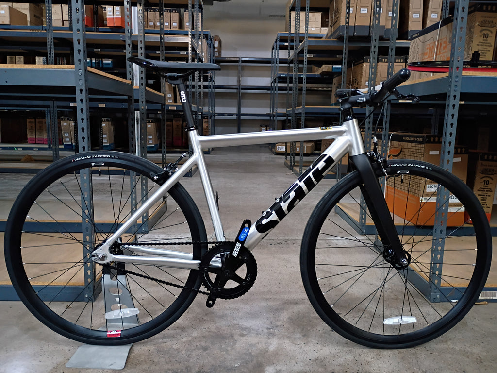 #1557 – 6061 Black Label v3 | Raw Silver / Riser Bars (Size 49cm, Good Condition)