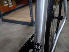 #1557 – 6061 Black Label v3 | Raw Silver / Riser Bars (Size 49cm, Good Condition)