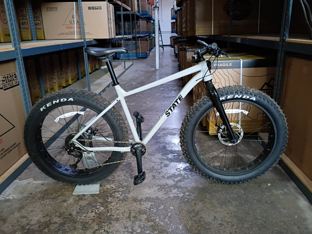 #1669 – 6061 Trail+ Fat Bike | Stone Grey / 9-Speed / 26
