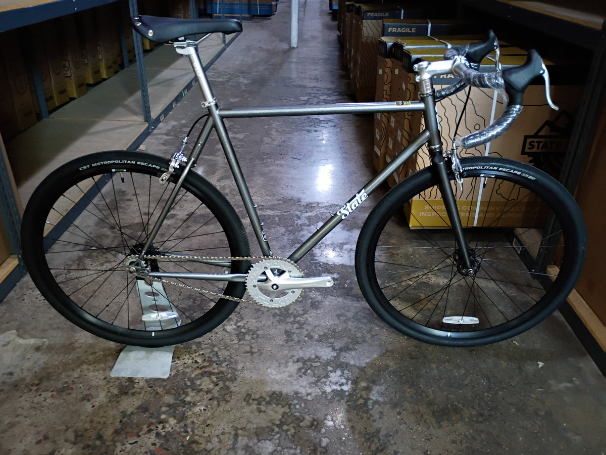 #1672 – 4130 Fixed-Gear / Single Speed | Hammered Powder Coat / Drop Bars (Size 59cm, Brand New / Open Box)
