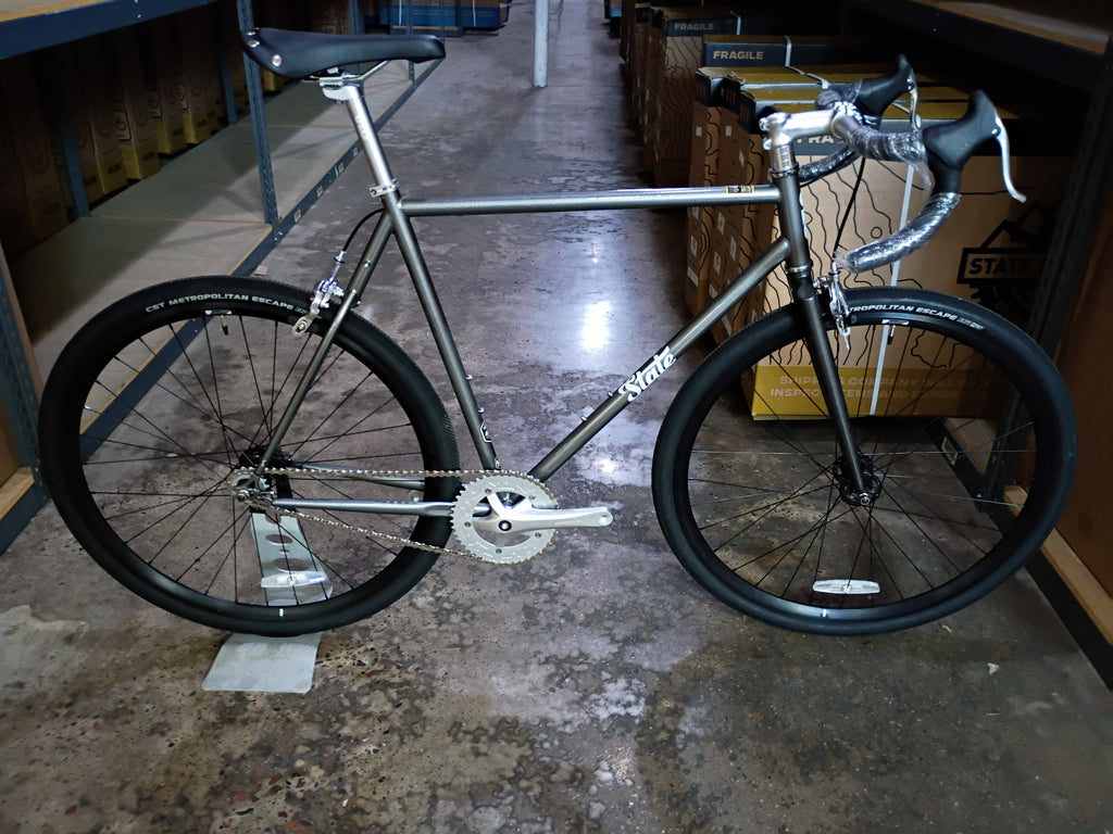 #1672 – 4130 Fixed-Gear / Single Speed | Hammered Powder Coat / Drop Bars (Size 59cm, Brand New / Open Box)