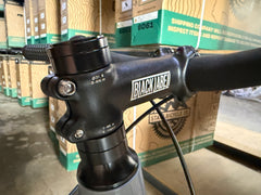 #1472 – 6061 Black Label v3 | Grey/Fuchsia / Riser Bars (Size 58cm, Good Condition)