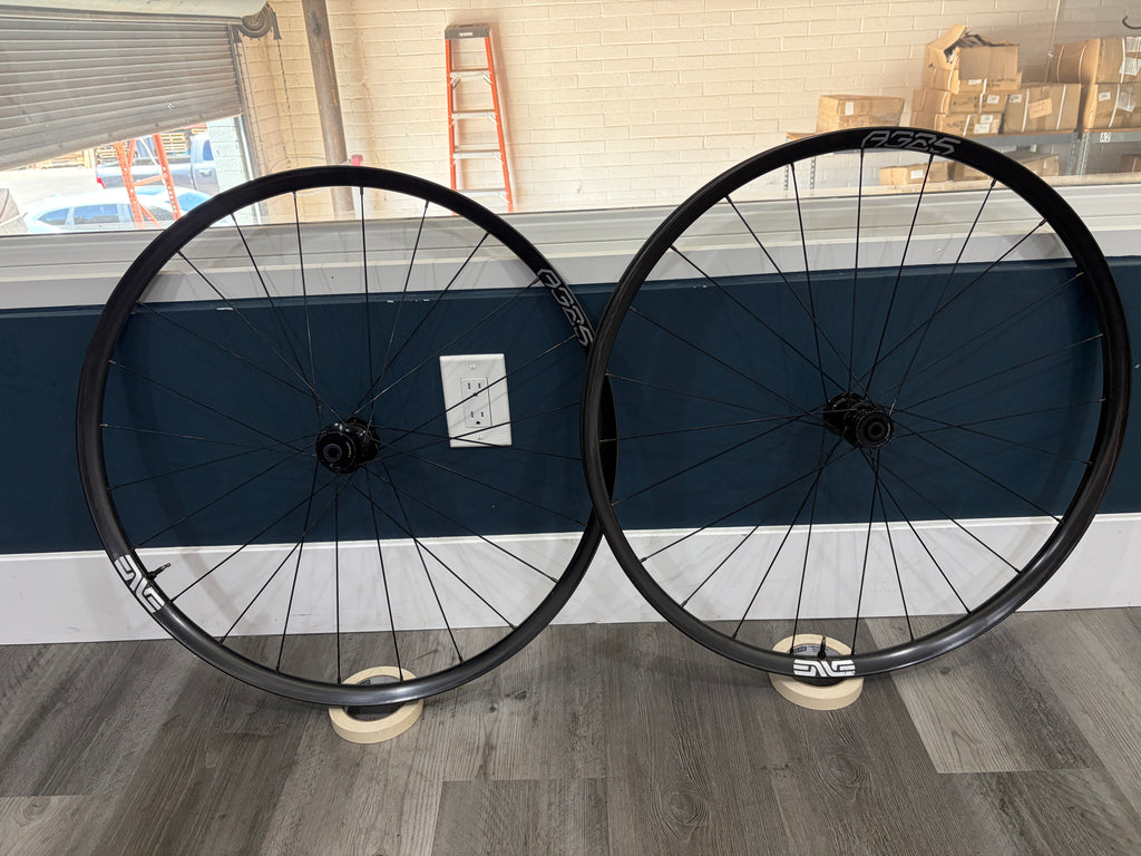 #SBCTEAM – ENVE AG25 Carbon Gravel Wheelset | 700c / XDR / Tubeless-Ready (Used – Good Condition)