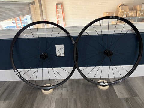 #SBCTEAM – ENVE AG25 Carbon Gravel Wheelset | 700c / XDR / Tubeless-Ready (Used – Good Condition)