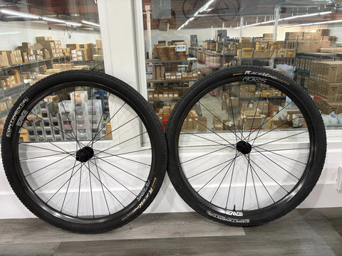 #SBCTEAM – ENVE AG25 Carbon Gravel Wheelset | 700c / XDR / Tubeless + Continental Race King 2.2 + Fillmore Valves (Used – Good Condition)